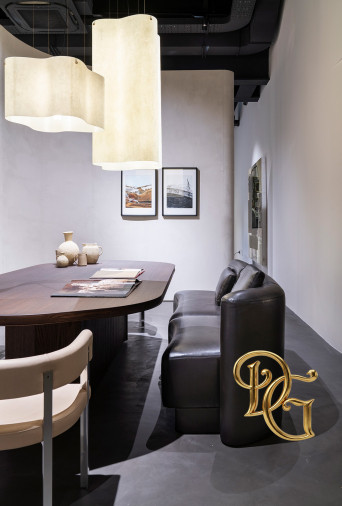 Стол обеденный Grace Delcourt